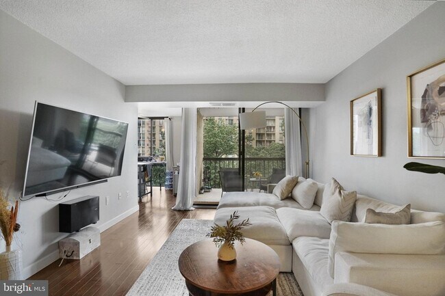 Building Photo - 4500 S Four Mile Run Dr