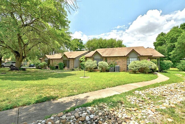 Foto del edificio - Charming condo in Park Like Setting availa...