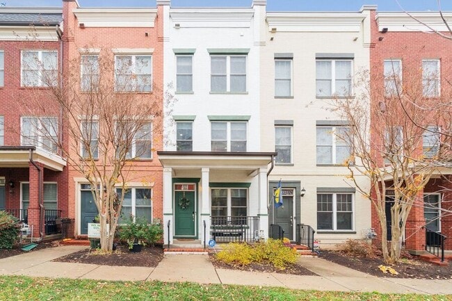 Building Photo - 604 Regent Pl NE