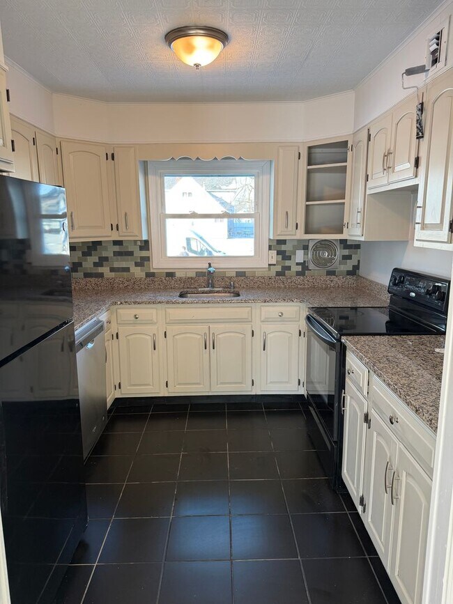 Foto del edificio - Fantastic 4 Bedroom 2 Bath Expanded Home