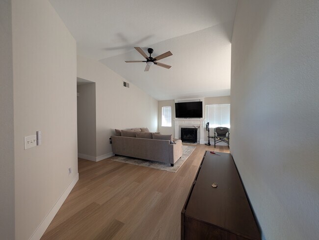 Foto del edificio - 553 Oakborough Ave
