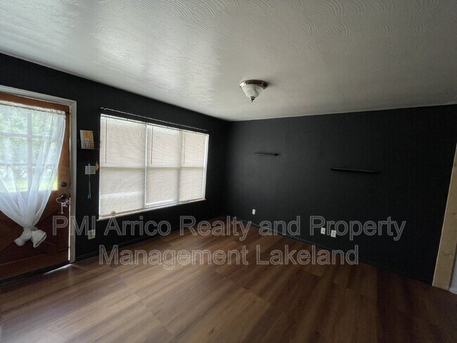 Building Photo - 402 Pinehurst St