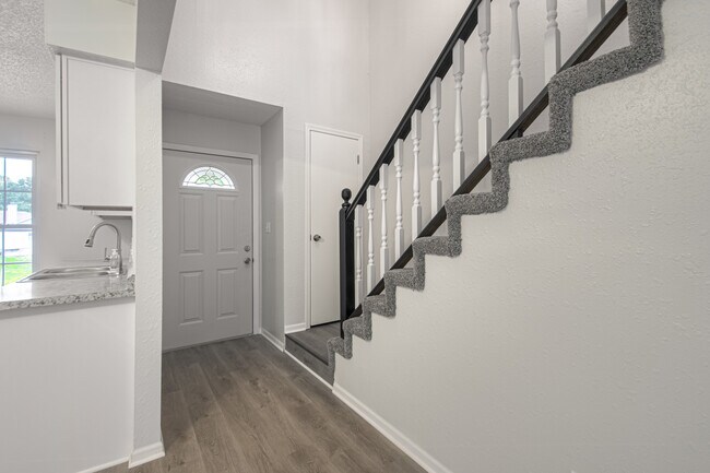 Building Photo - 1305 La Chateau Dr