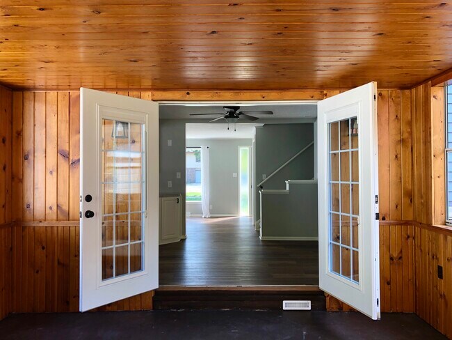 Building Photo - 2581 Beeline Rd