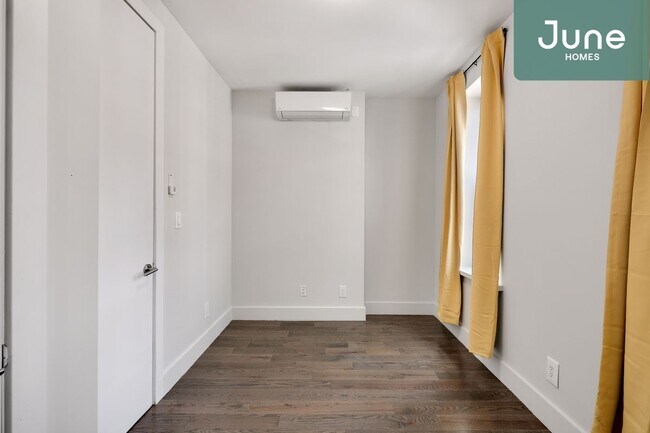 Building Photo - Queen room in 3-bed/1.5-bath Home