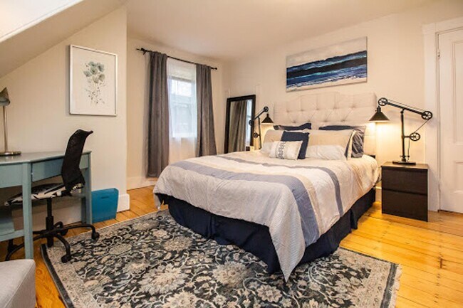 Building Photo - Amazing renovation - three bedroom luxury ...