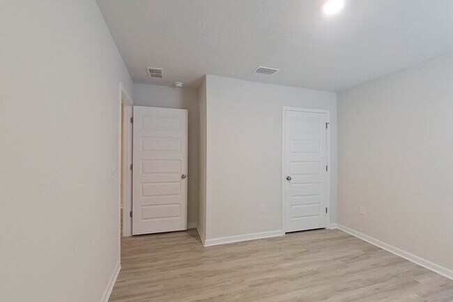 Building Photo - 401 Monarch Ln