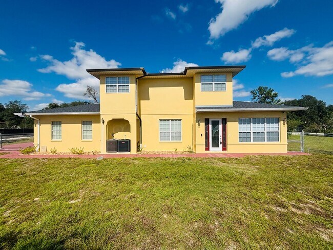 Foto del edificio - Large home and yard- 4/4 won't last