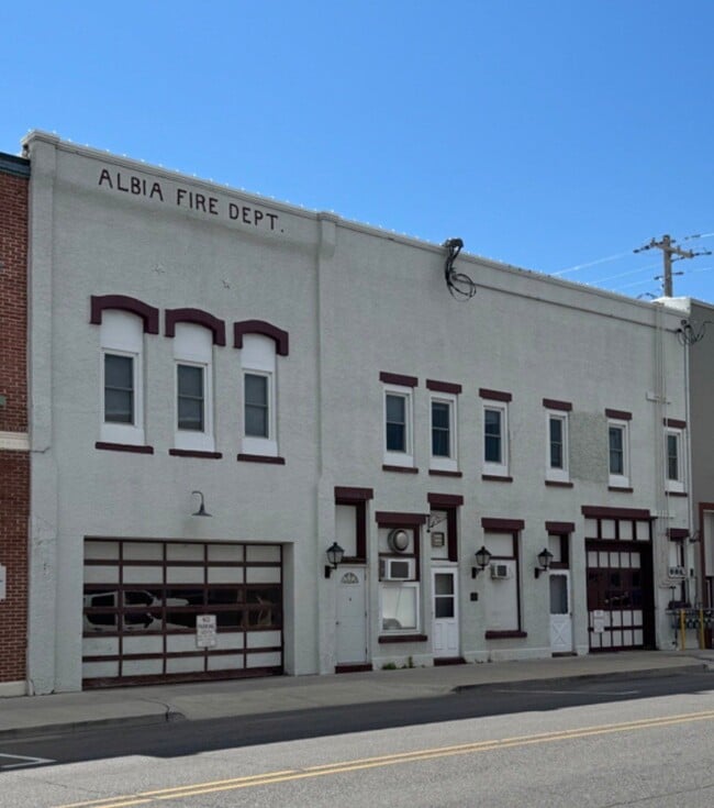 Building Photo - 18 N Main St