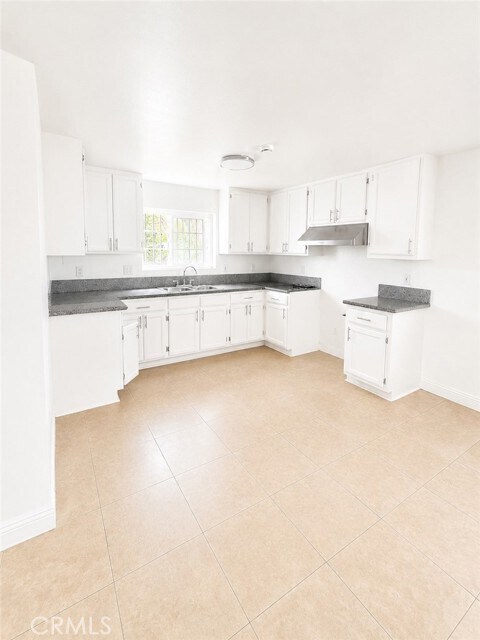 Foto del edificio - 327 E Lanzit Ave