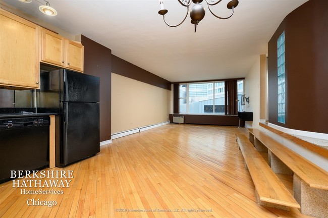 Building Photo - 21 E Chestnut St