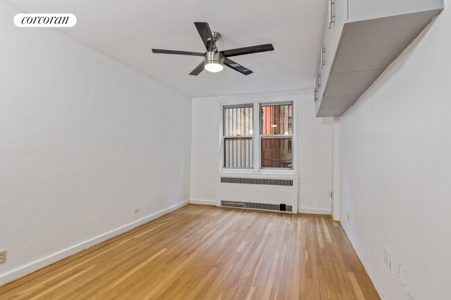 Foto del edificio - 305 W 52nd St