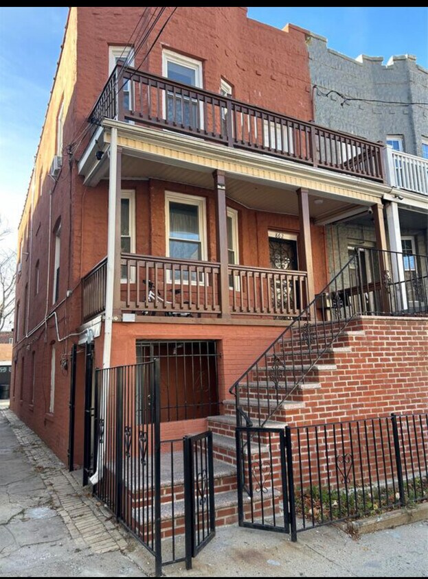 Foto principal - 862 E 217th St