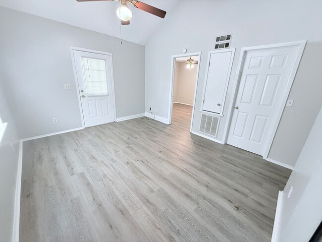 Building Photo - 2/2 House 1 mile from campus and the square