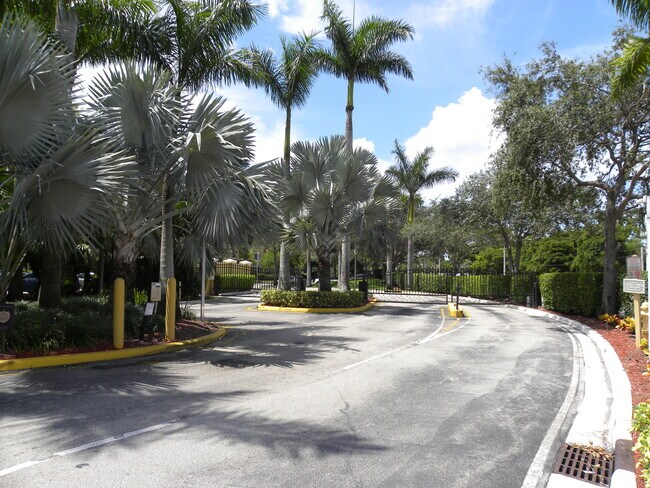 Foto del edificio - 761 N Pine Island Rd