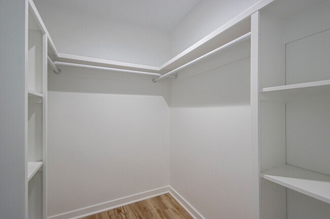 Foto del edificio - Large Open-Concept 4 Bedroom with Stunning Pond Views!