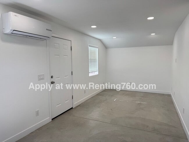 Building Photo - Modern 1 Bed 1 Bath Home!