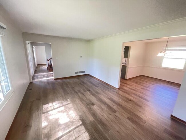 Building Photo - 6998 Doran Dr