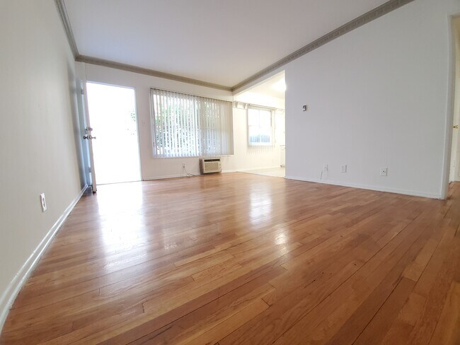 Foto del edificio - 5131 Bakman Ave