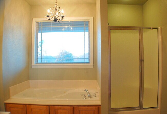 Building Photo - 4747 Mayflower Ct