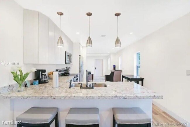 Building Photo - 4 br, 3 bath House - 1450 SW 20th Ave # 1450