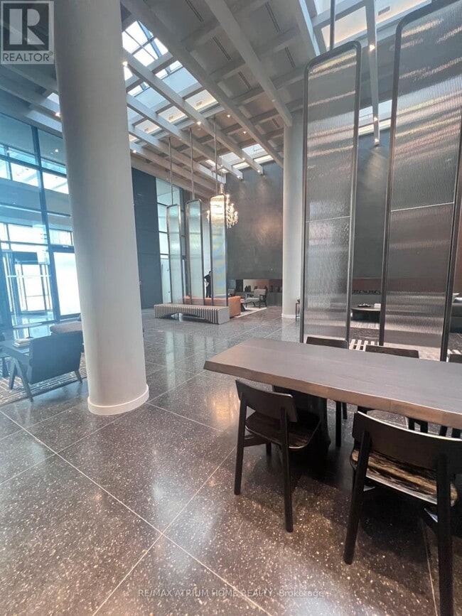 Photo du bâtiment - 8 Interchange Wy