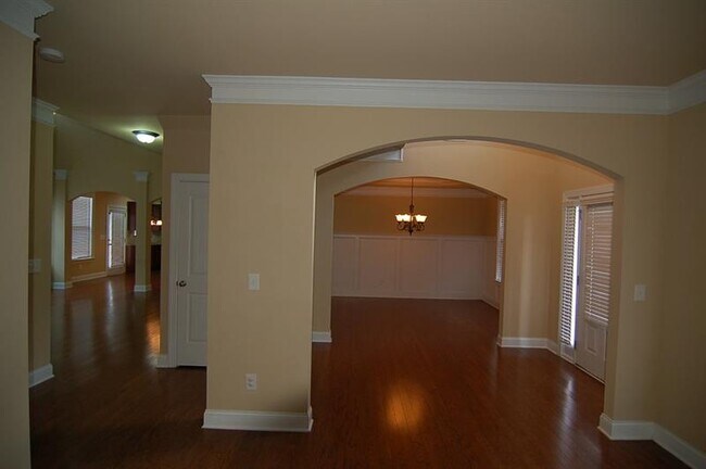 Building Photo - 2145 Manor View