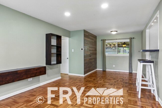 Foto del edificio - Charming University Hills Home with Oversized 2-Car Garage & Private Backyard