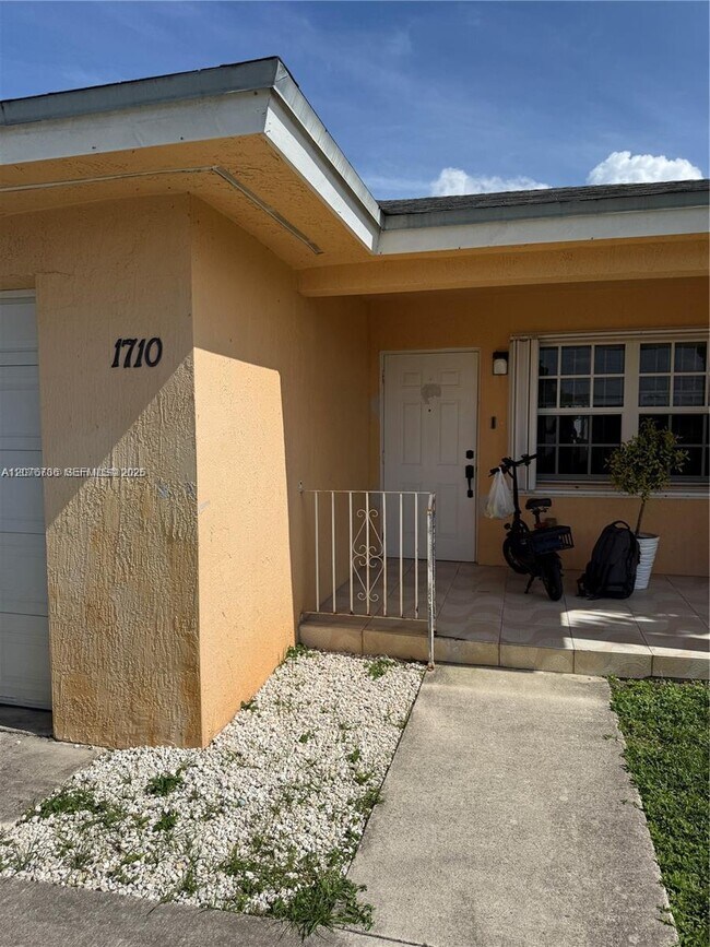 Foto del edificio - 1710 NW 154th St