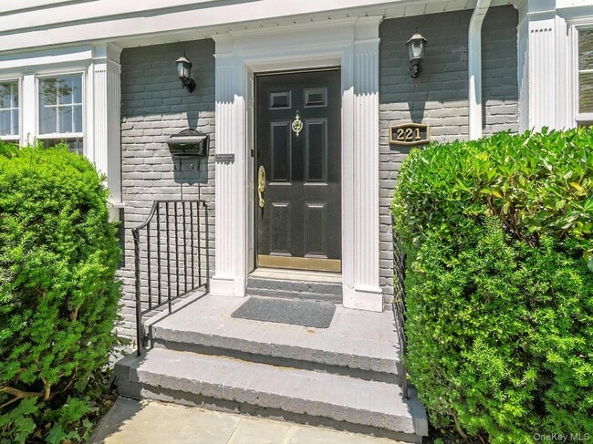 Building Photo - 221 Manhasset Ave