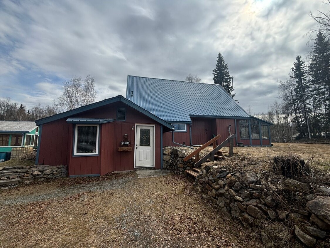 Primary Photo - Huge green house / large garage / Pet frie...