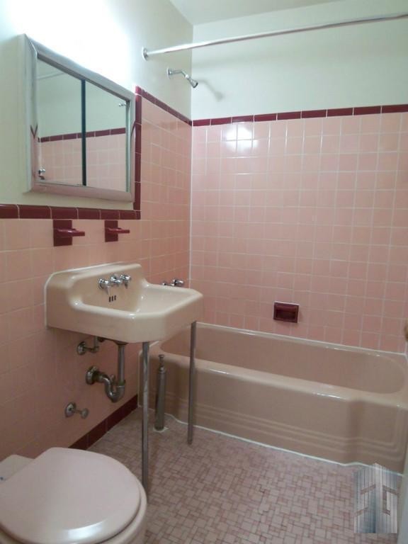 Foto del edificio - 277 E 207th St