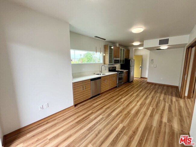 Building Photo - 505 N San Vicente Blvd