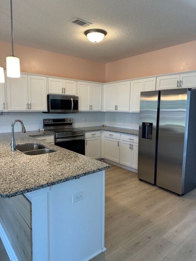 Building Photo - Tranquil South Retreat: Spacious 5-Bed Home with Fenced Yard, Pet-Friendly, Washer/Dryer Included