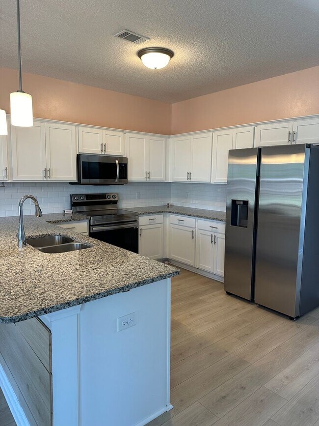 Foto del edificio - Tranquil South Retreat: Spacious 5-Bed Home with Fenced Yard, Pet-Friendly, Washer/Dryer Included