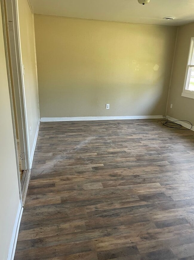 Building Photo - 3 bedroom 1 bathroom