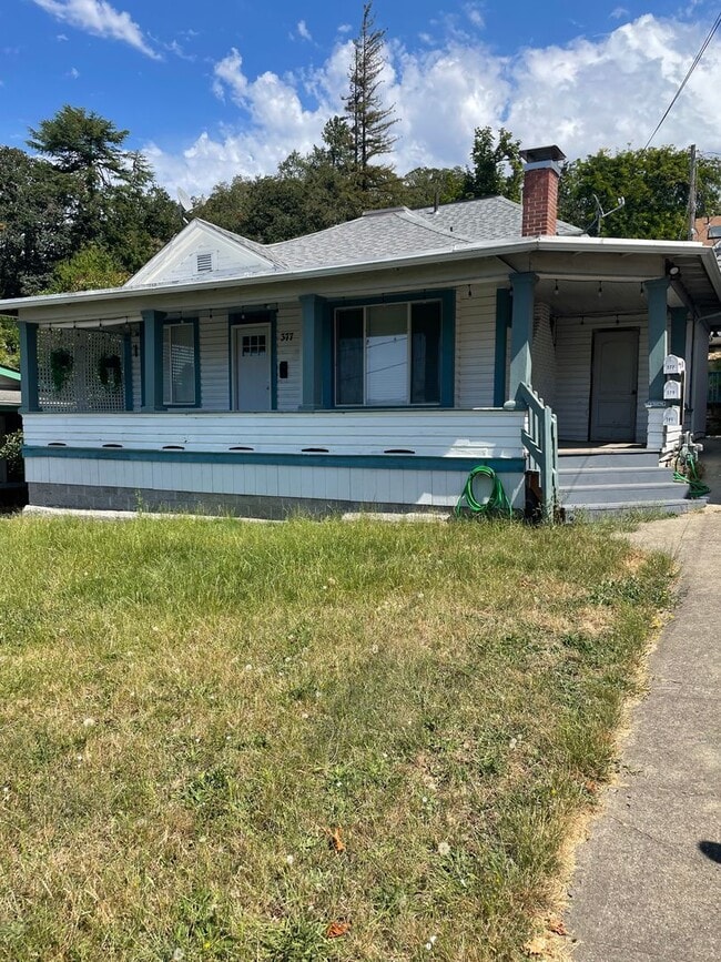 Building Photo - 377 SE Ella St