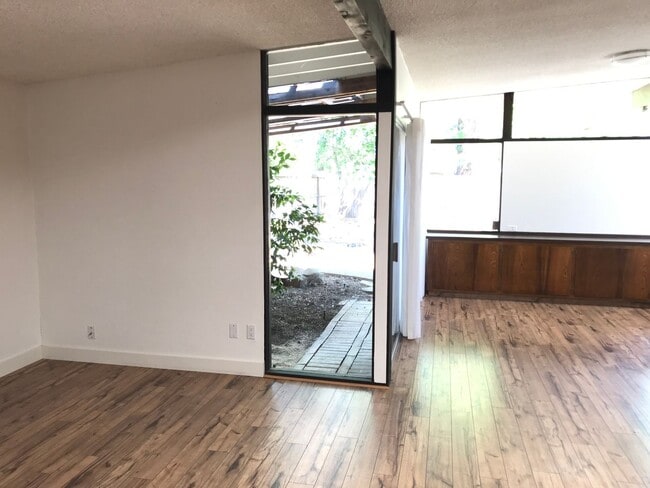 Foto del edificio - Sprawling 7 bedroom home available for sum...