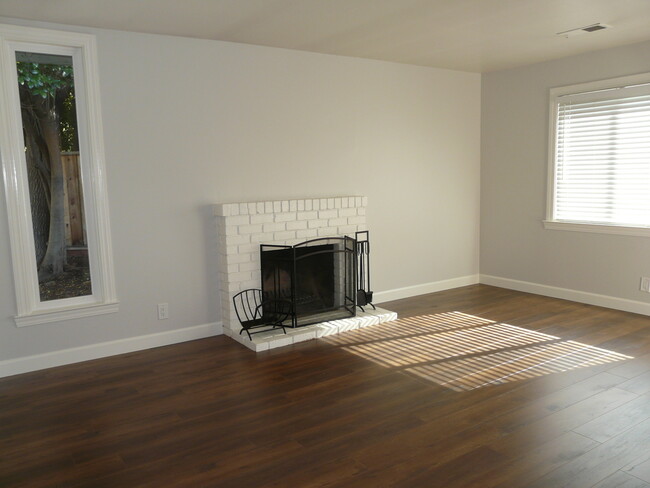 Building Photo - Beautifully Remodeled 4 Bedroom 2 Bath Los...