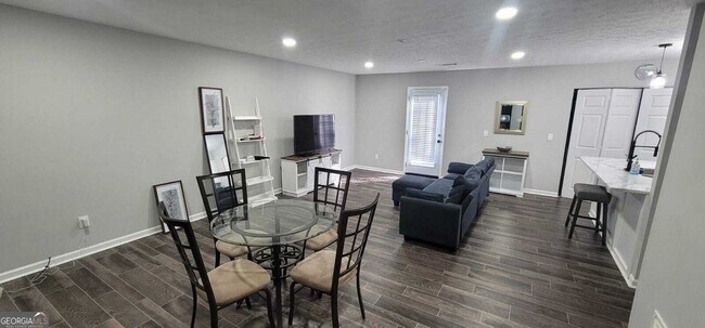 Foto del edificio - 8975 Ashwood Dr