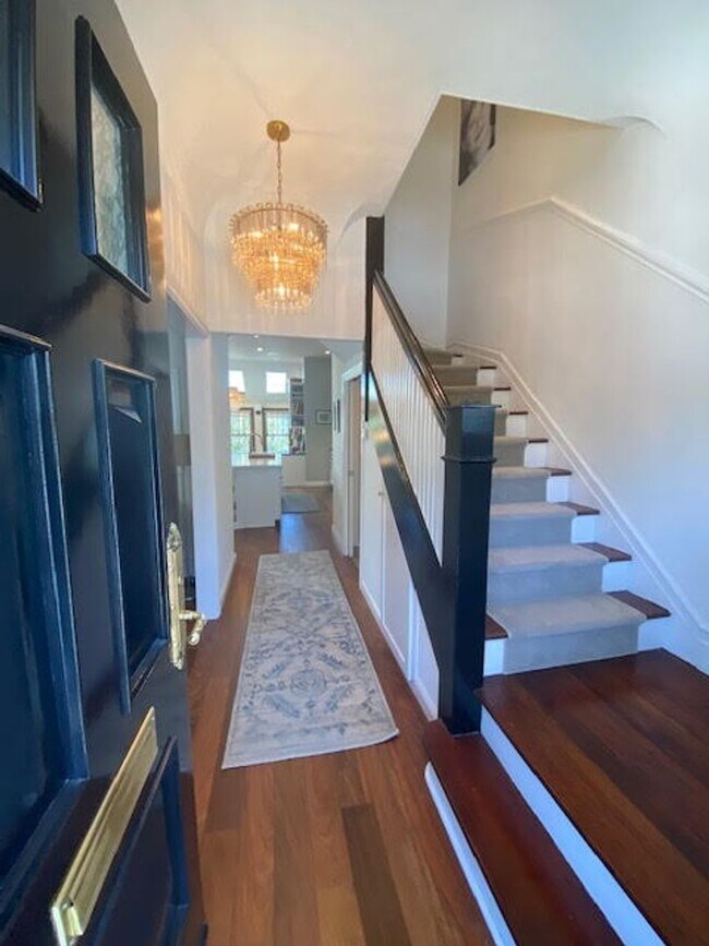 Building Photo - Centrally Located Upper Castro / Corona Ht...