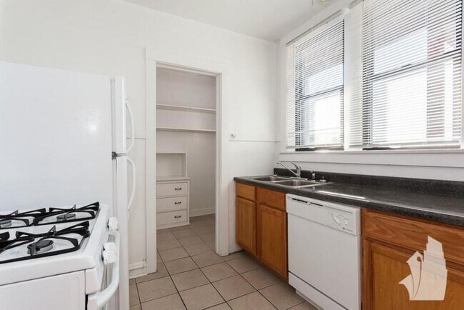 Building Photo - 2 bedroom in Chicago IL 60657