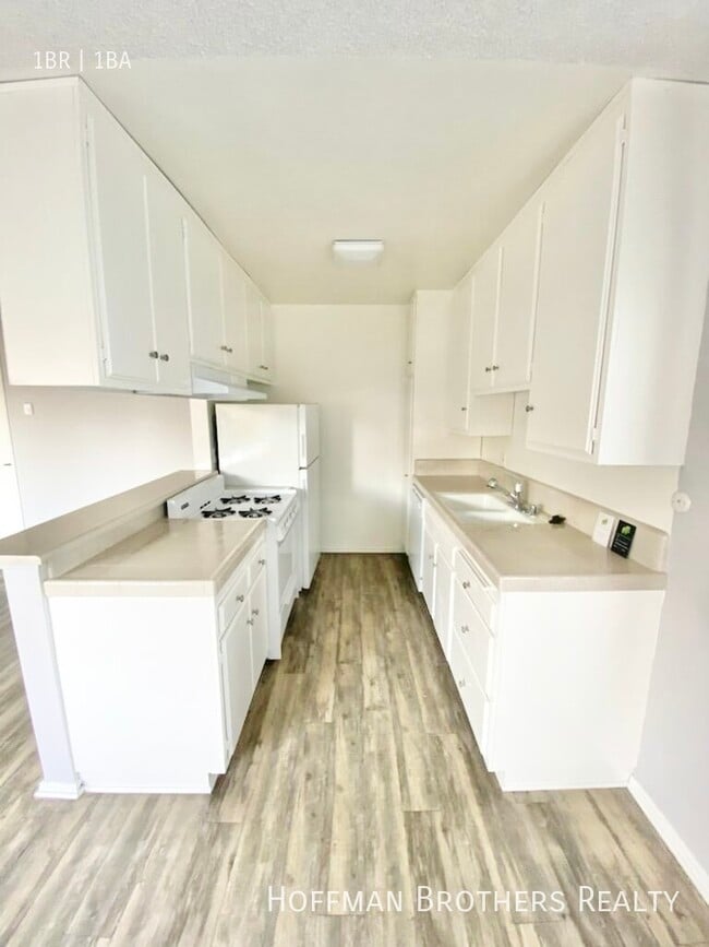 Building Photo - 10537 Rose Ave