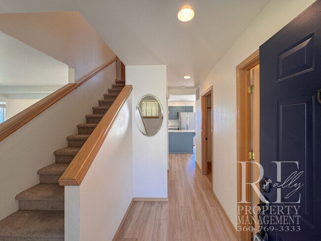 Foto del edificio - Immaculate Bremerton Home with Expansive Yard, Multiple Living Areas & Designer Kitchen