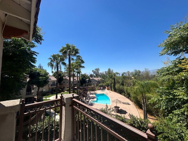 Foto del edificio - Beautiful 2 bed 2 1/2 bath Condo in Redlands, Ca.