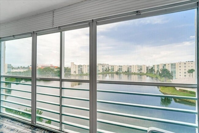 Building Photo - Meadowbrook Lakes View East Condominiums - Dania Beach