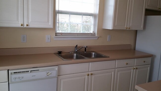 Building Photo - 1731 Summerwoods Ln