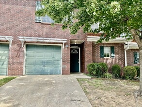 Building Photo - 1460 W Jct St