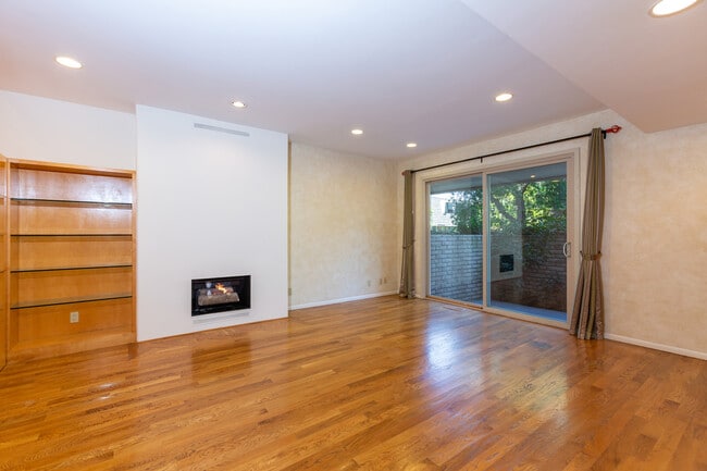Living room has its own patio - 4745 La Villa Marina