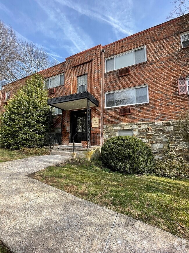 Old York Road Hills Apartments for Rent with Hardwood Floors
